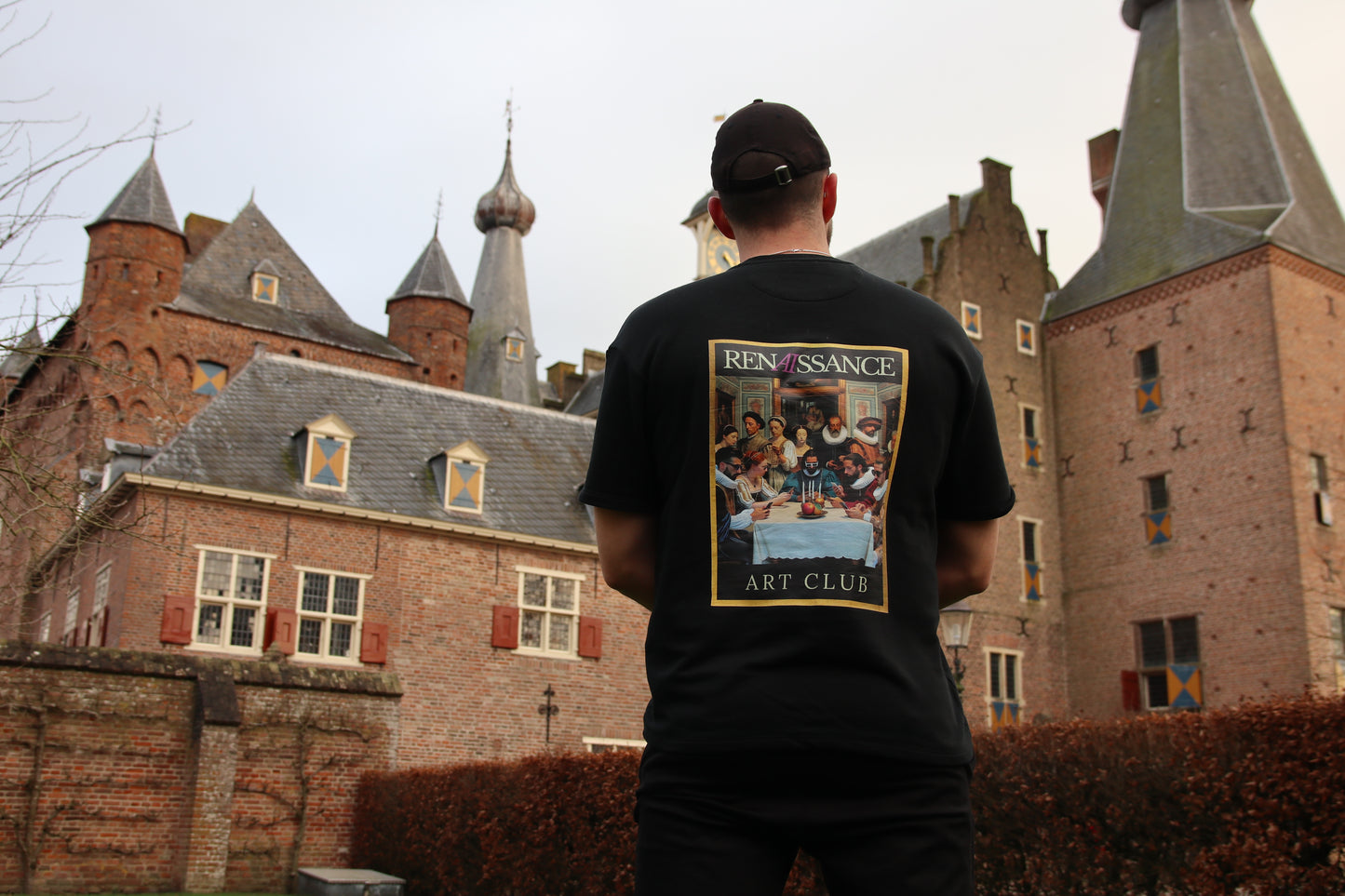 Renaissance Art Club T-shirt met schilderij van Michelangelo, comfortabele pasvorm, subtiel logo aan de voorkant