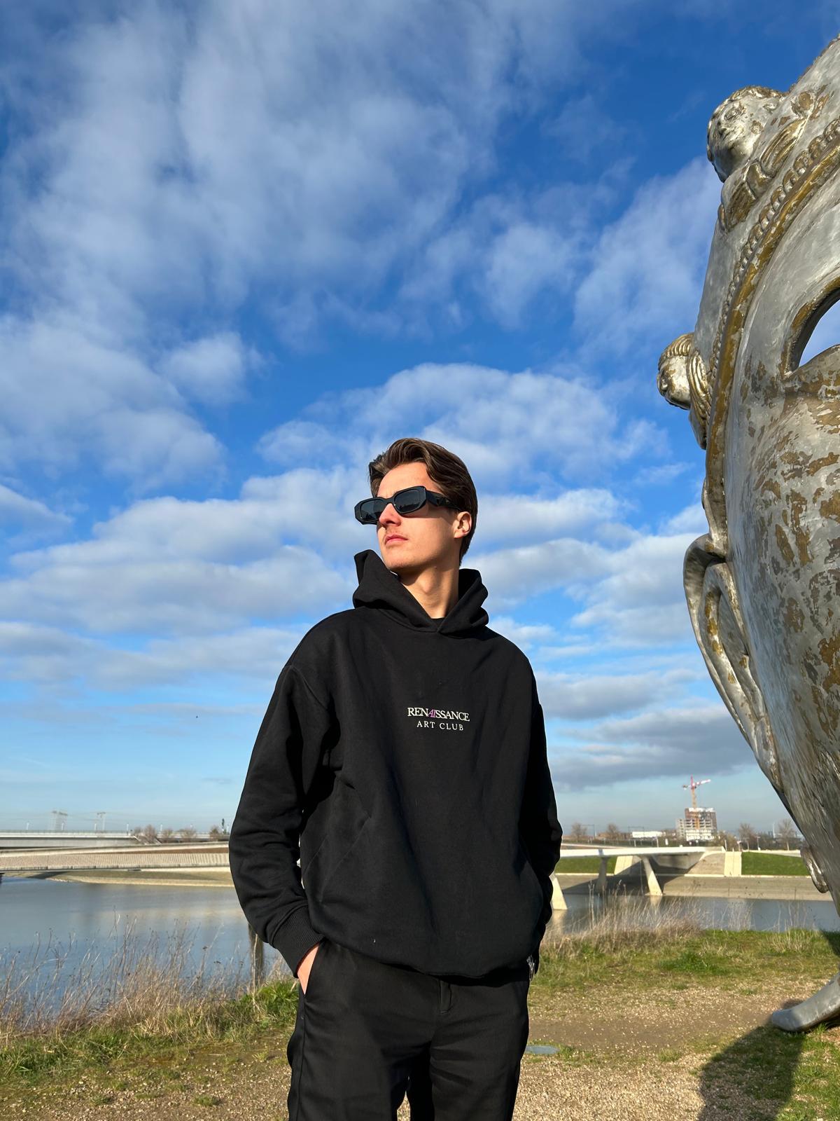 Renaissance Art Club hoodie, comfortabele pasvorm, subtiel logo aan de voorkant.