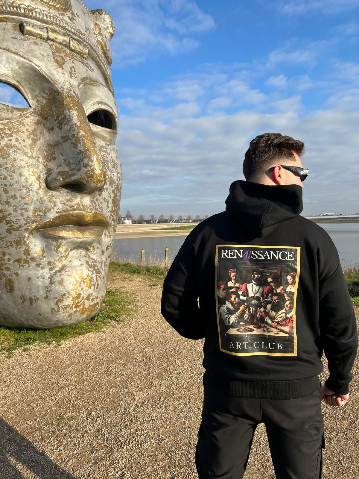 Renaissance Art Club hoodie met schilderij van Michelangelo, comfortabele pasvorm, subtiel logo aan de voorkant.