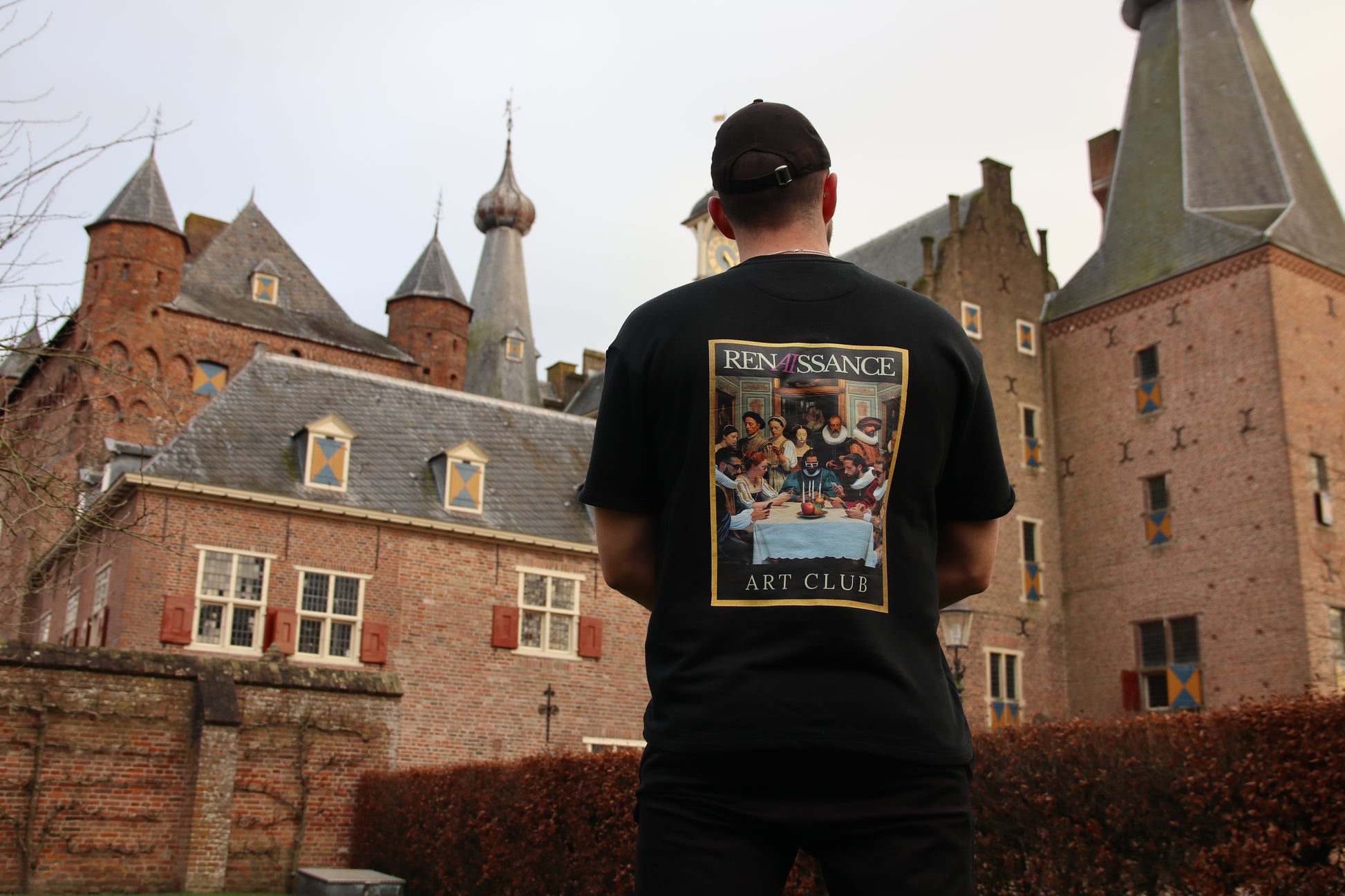 Renaissance Art Club T-shirt met schilderij van Michelangelo, comfortabele pasvorm, subtiel logo aan de voorkant